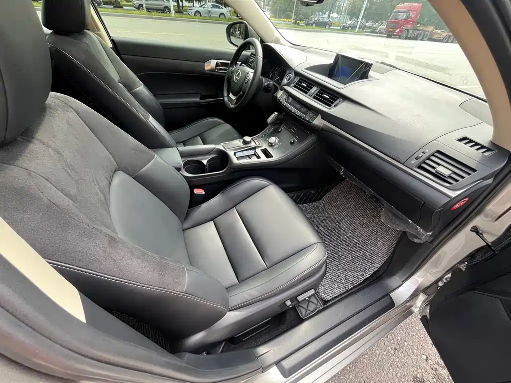 Lexus CT — миниатюра 14