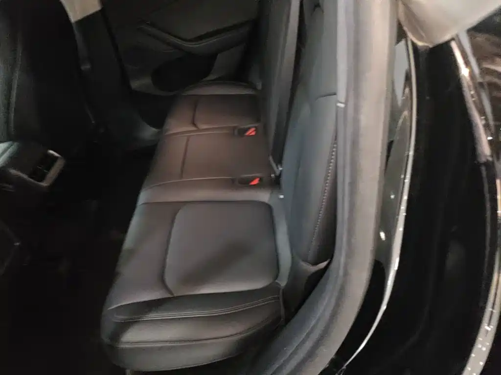 Tesla Model Y — миниатюра 17