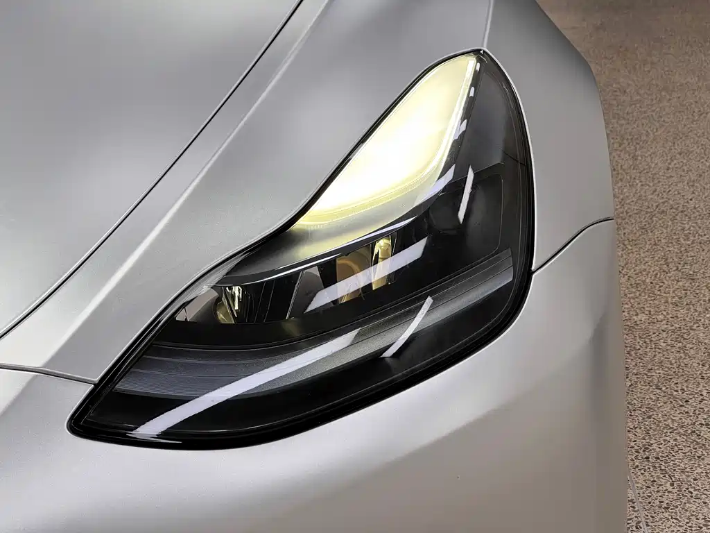 Tesla Model Y — миниатюра 9