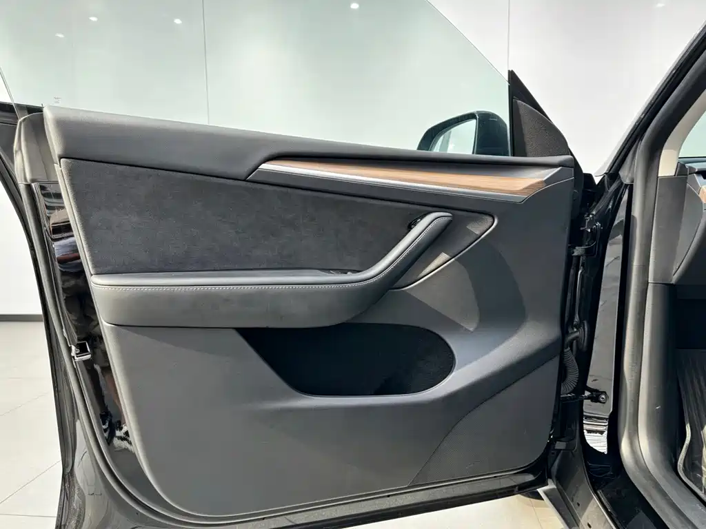 Tesla Model Y — миниатюра 17
