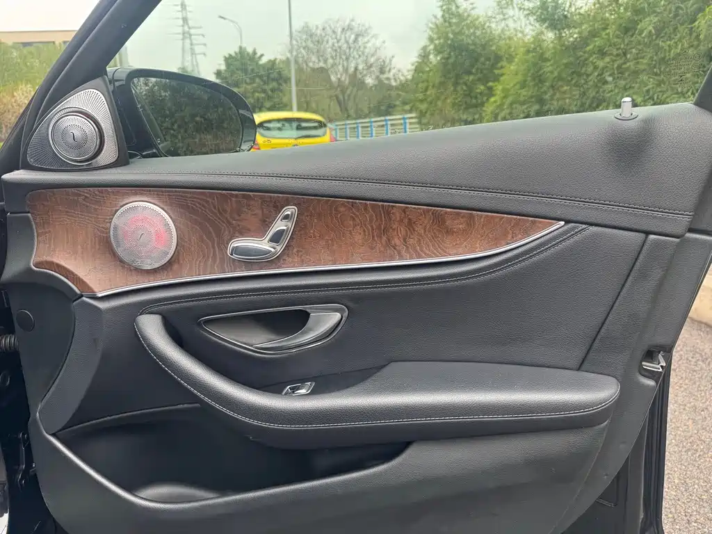 Mercedes-Benz E-Class — миниатюра 11