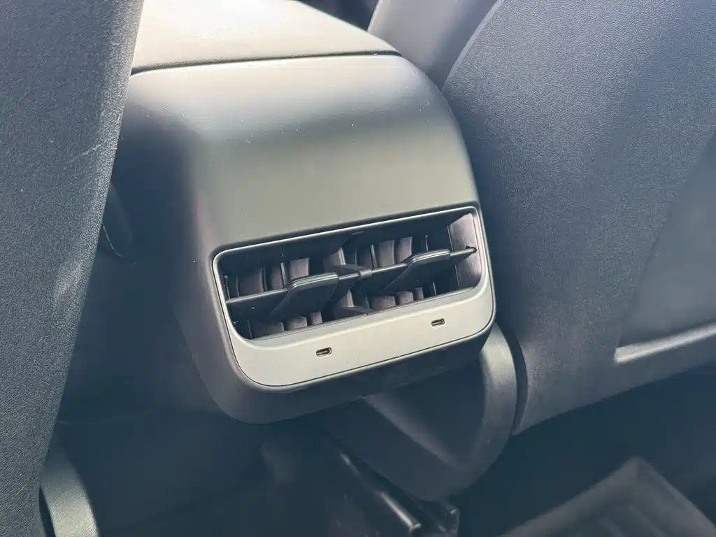 Tesla Model Y — миниатюра 21