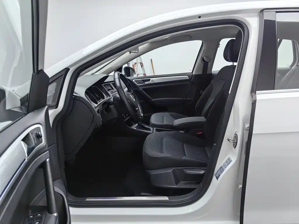 Volkswagen Golf EV — миниатюра 10