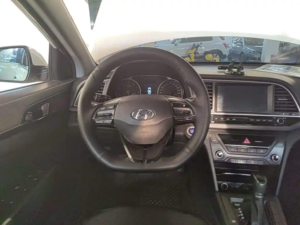 Hyundai Elantra — миниатюра 11