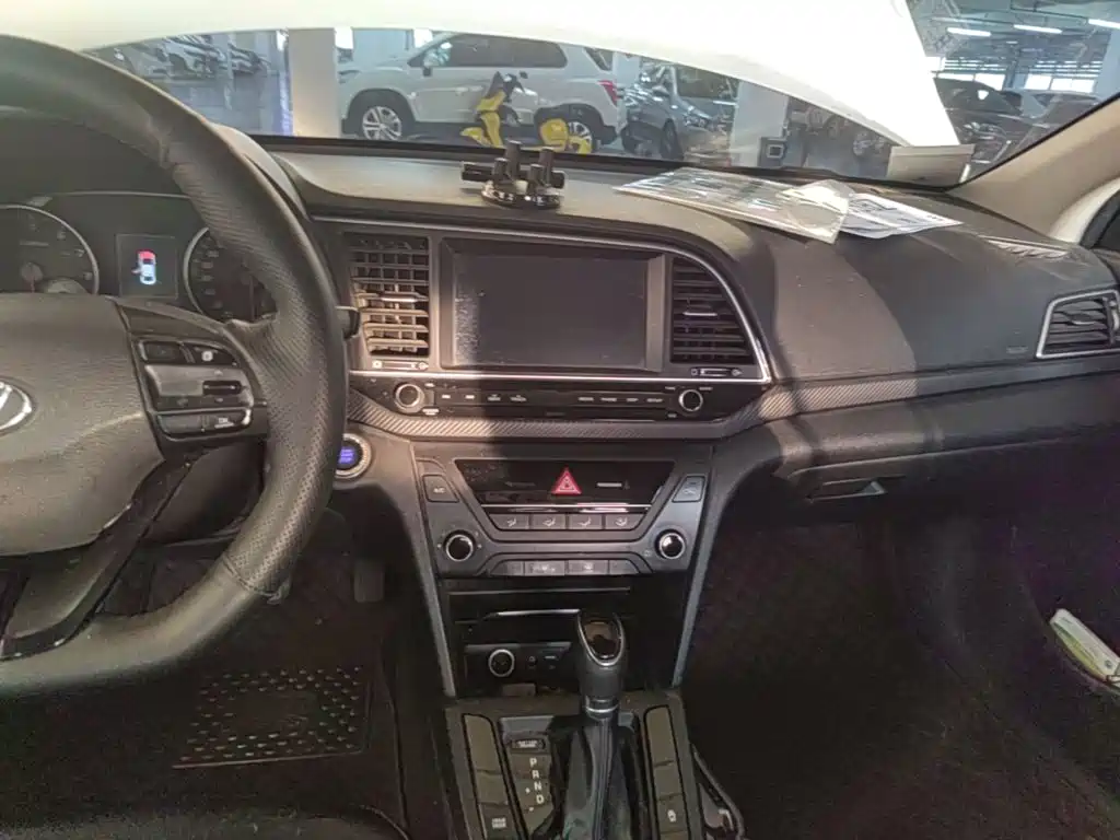 Hyundai Elantra — миниатюра 13