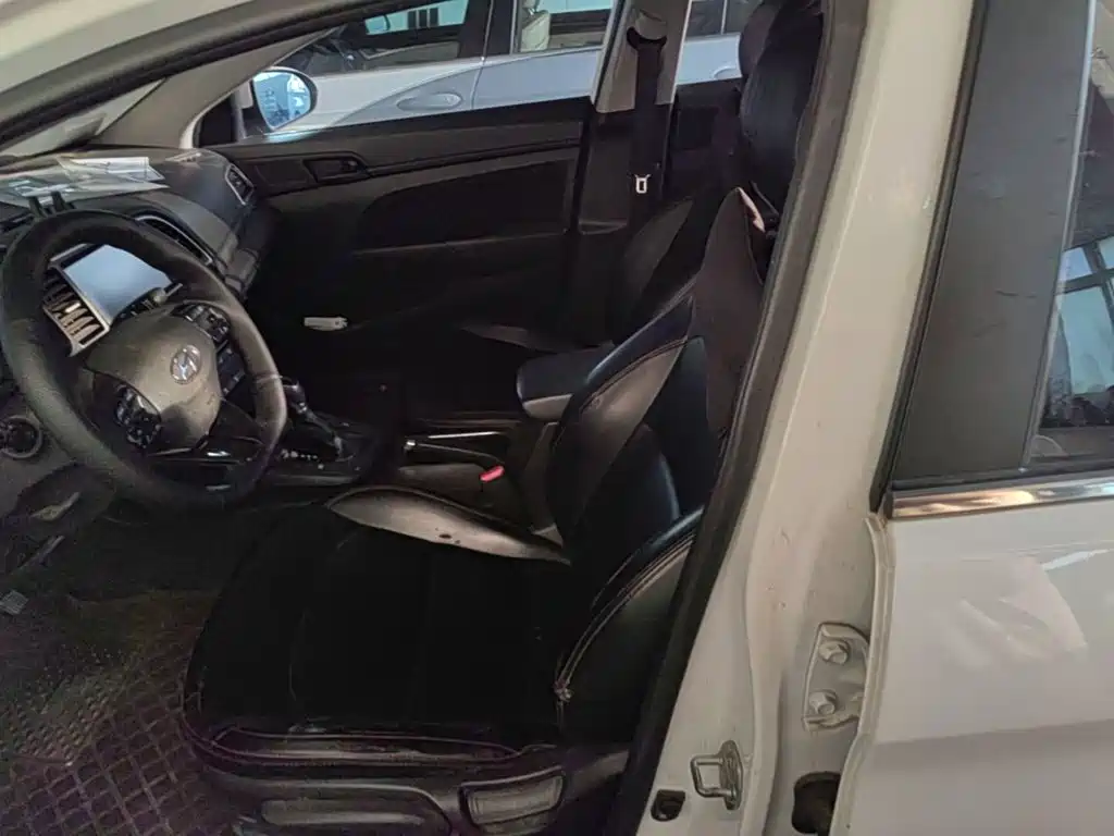 Hyundai Elantra — миниатюра 15