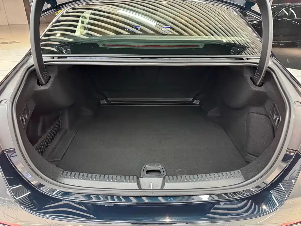 Mercedes-Benz E-Class — миниатюра 17
