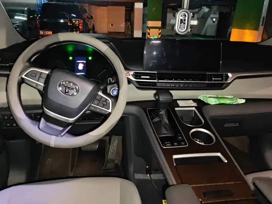 Toyota Granvia — миниатюра 12