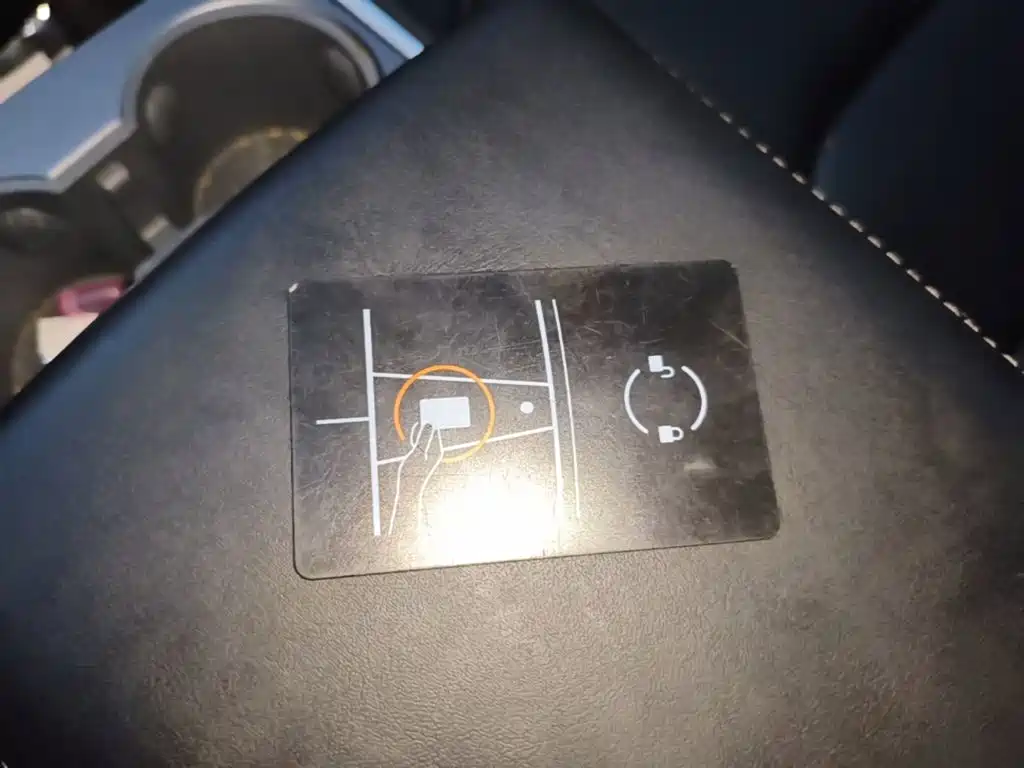 Tesla Model Y — миниатюра 9