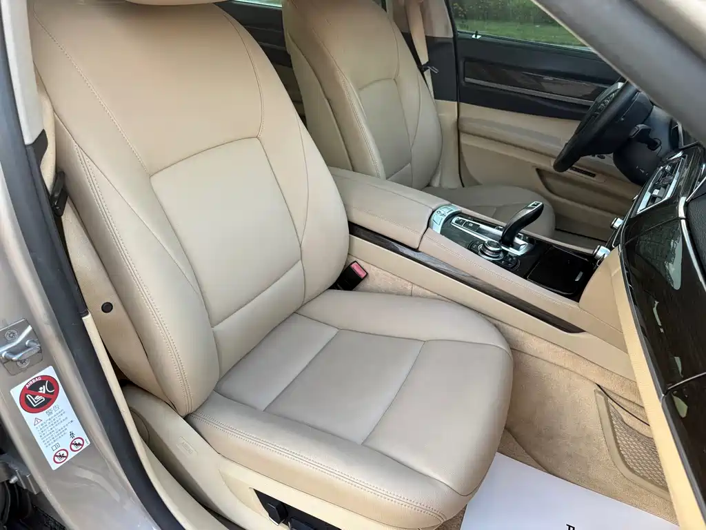 BMW 7 Series — миниатюра 12