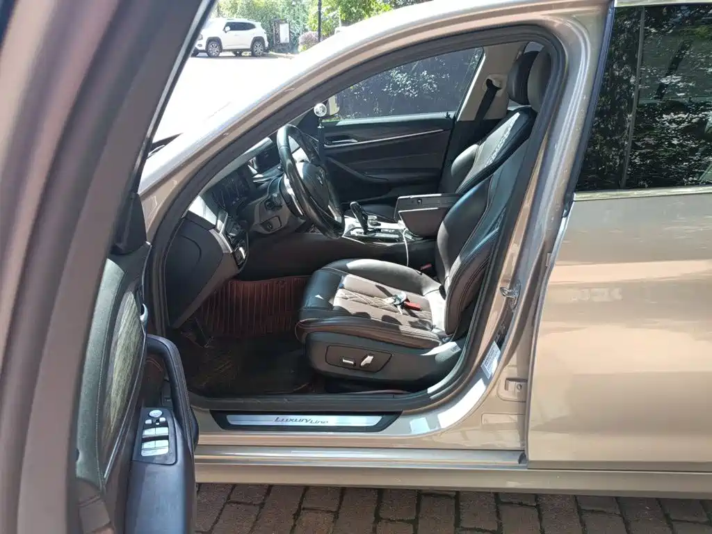 BMW 5 Series — миниатюра 8