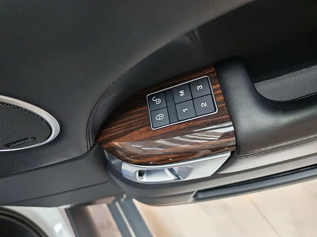 Land Rover Range Rover — миниатюра 17