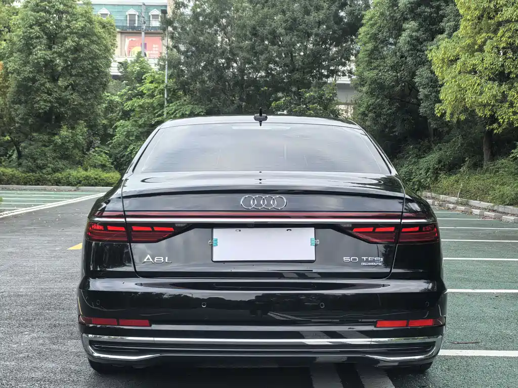 AUDI  A8
