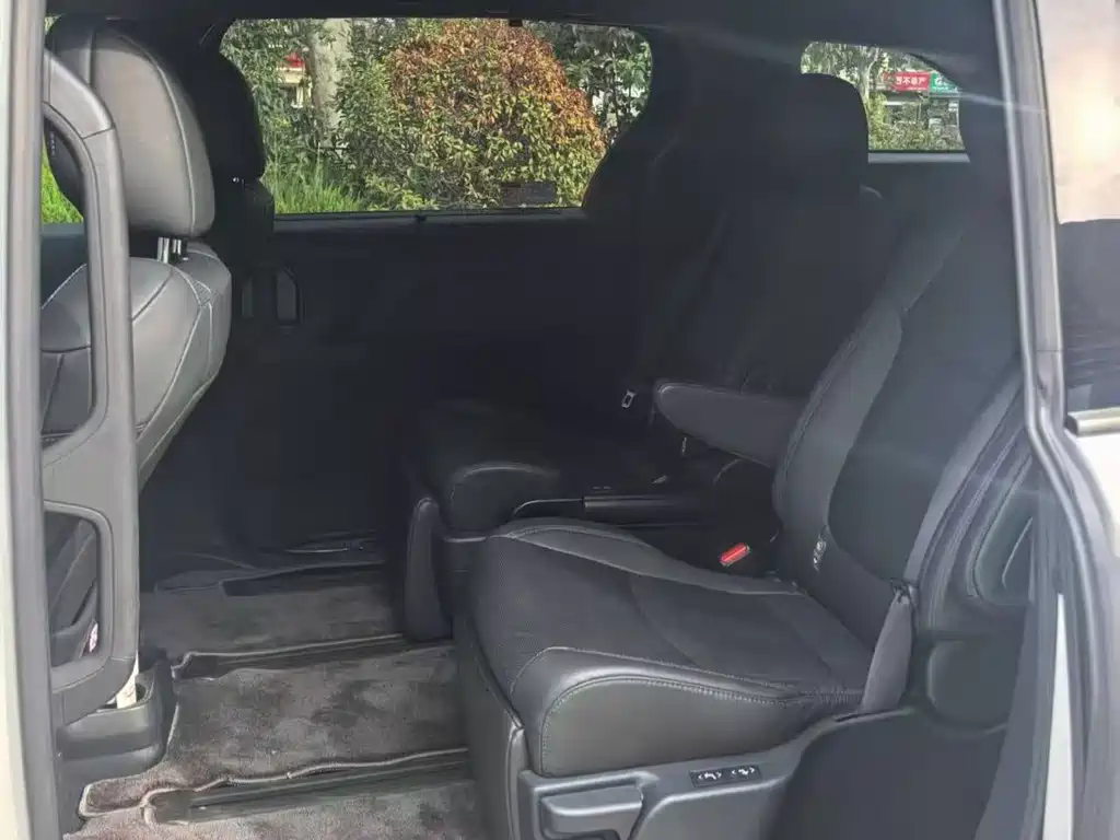 Toyota Sienna — миниатюра 7