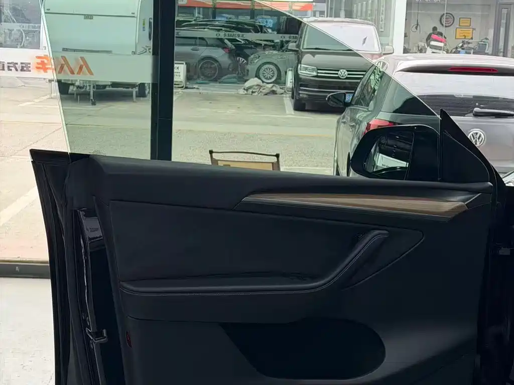 Tesla Model Y — миниатюра 5