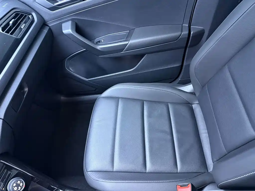 Volkswagen T-Roc — миниатюра 12