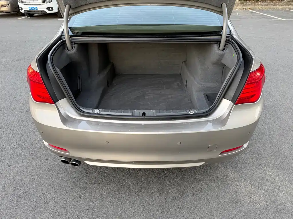 BMW 7 Series — миниатюра 14
