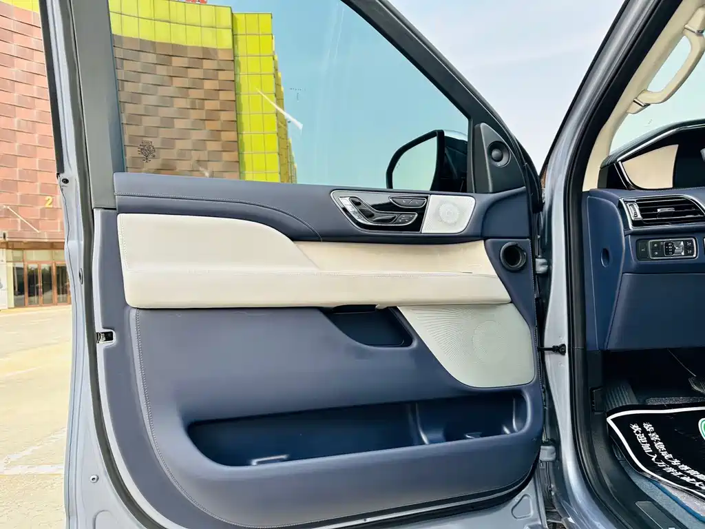 LINCOLN NAVIGATOR ONE