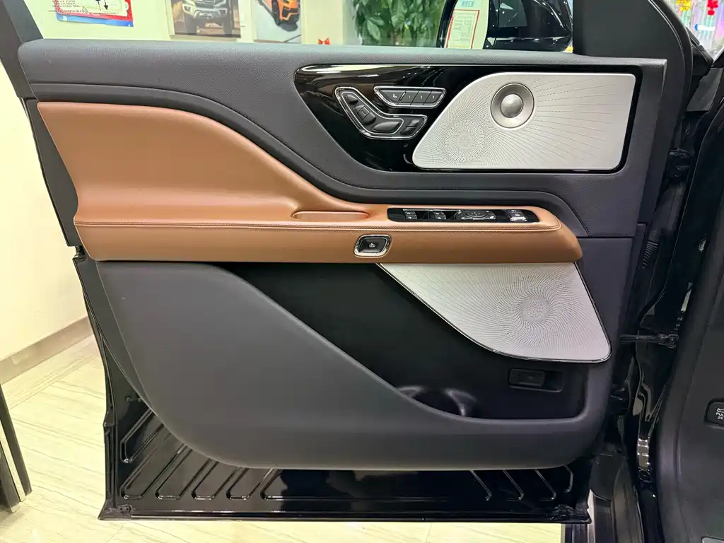 Lincoln Aviator — миниатюра 16