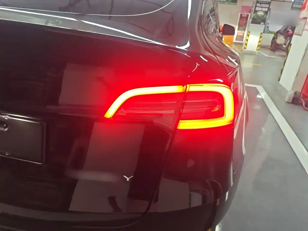 Tesla Model Y — миниатюра 8