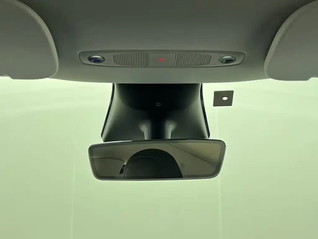 Tesla Model Y — миниатюра 18