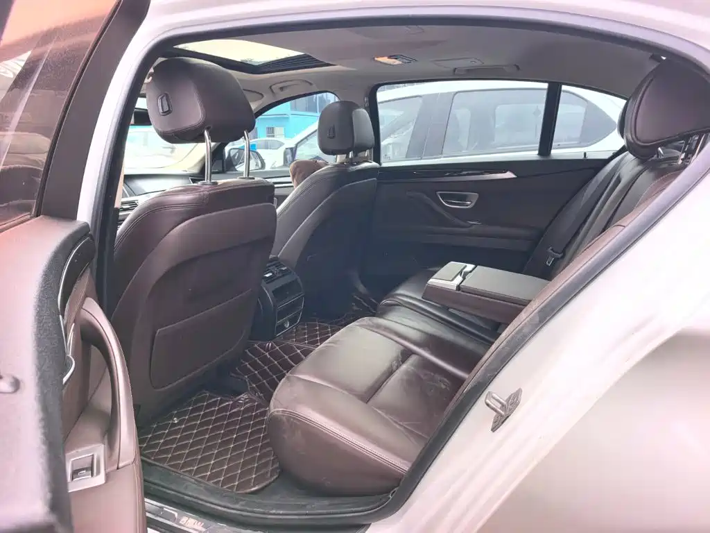 BMW 5 Series — миниатюра 9