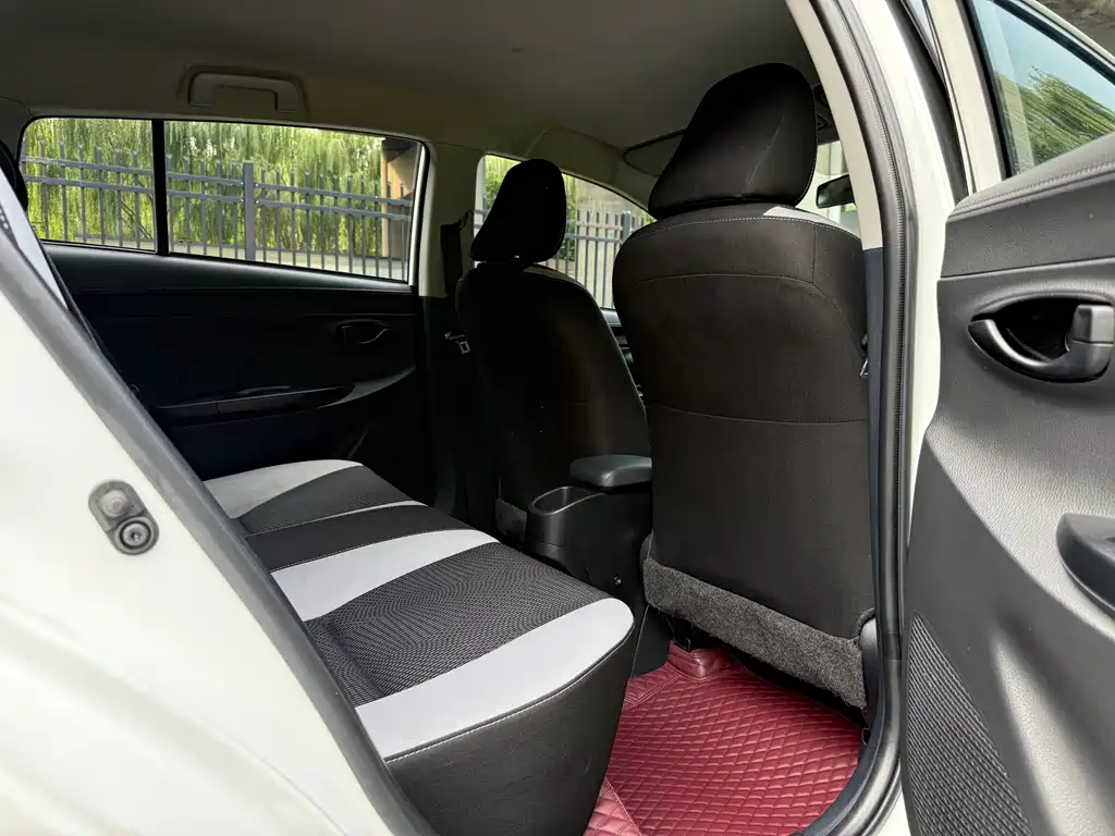 Toyota Yaris L — миниатюра 10