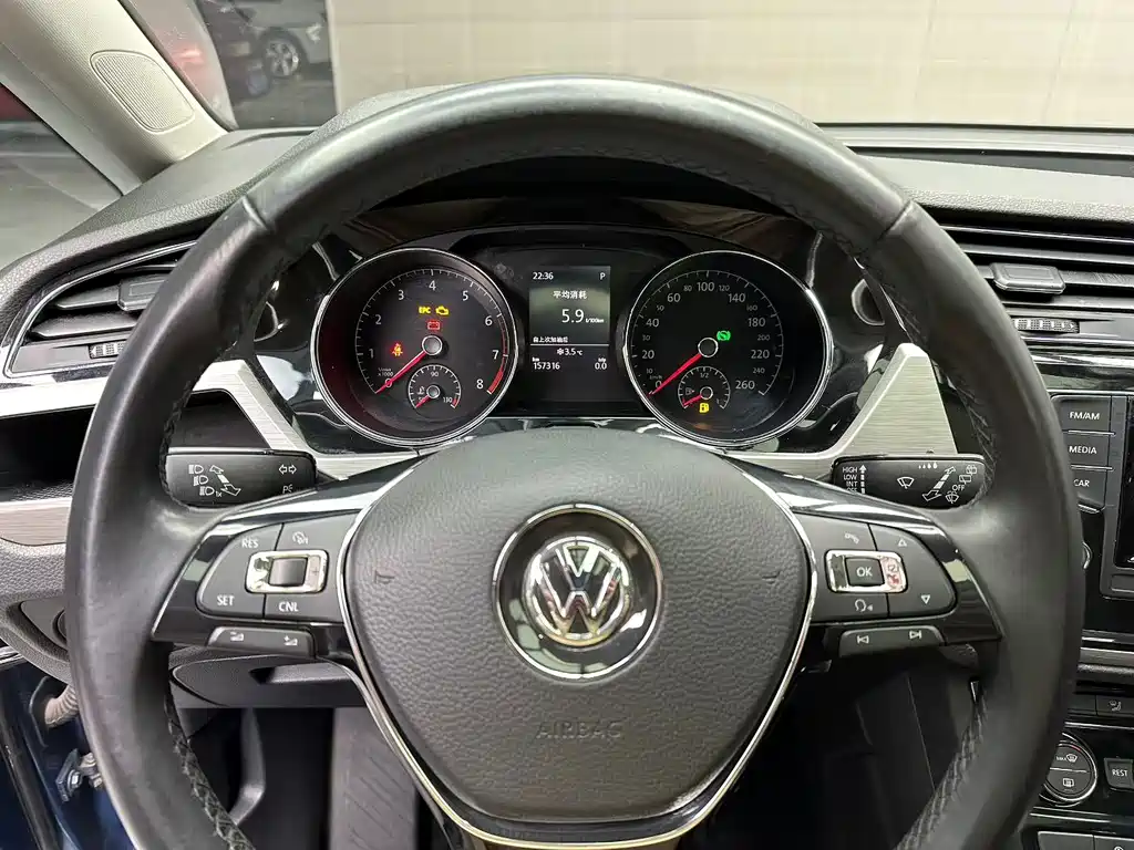 VOLKSWAGEN TOURAN
