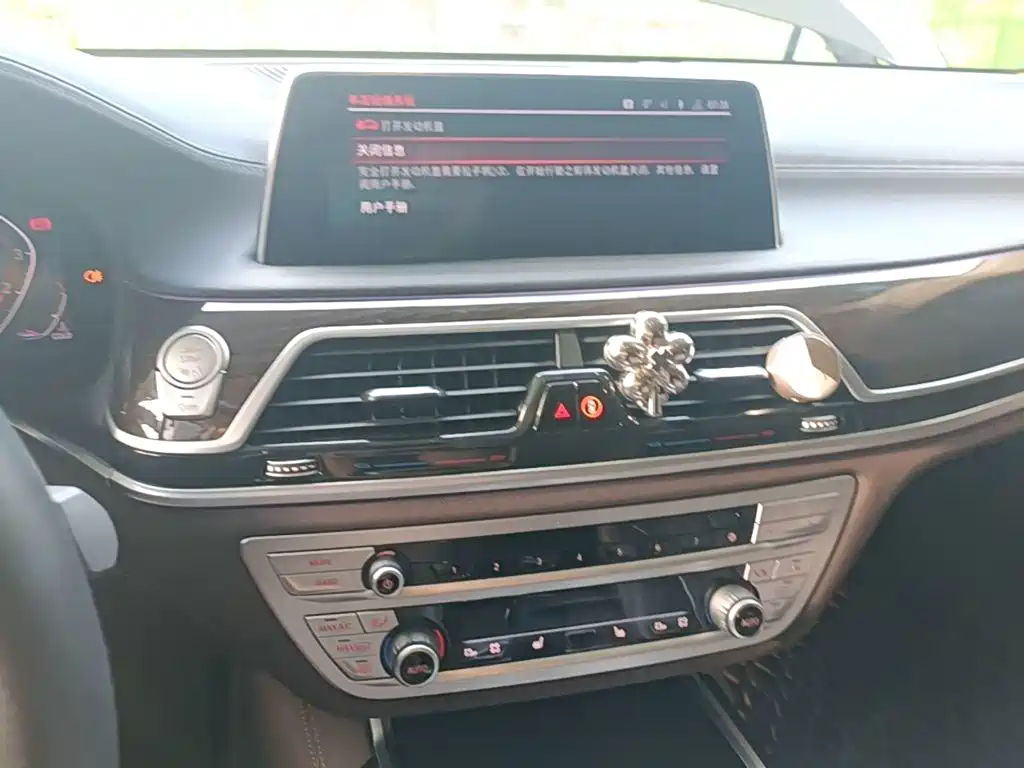 BMW 7 Series — миниатюра 13