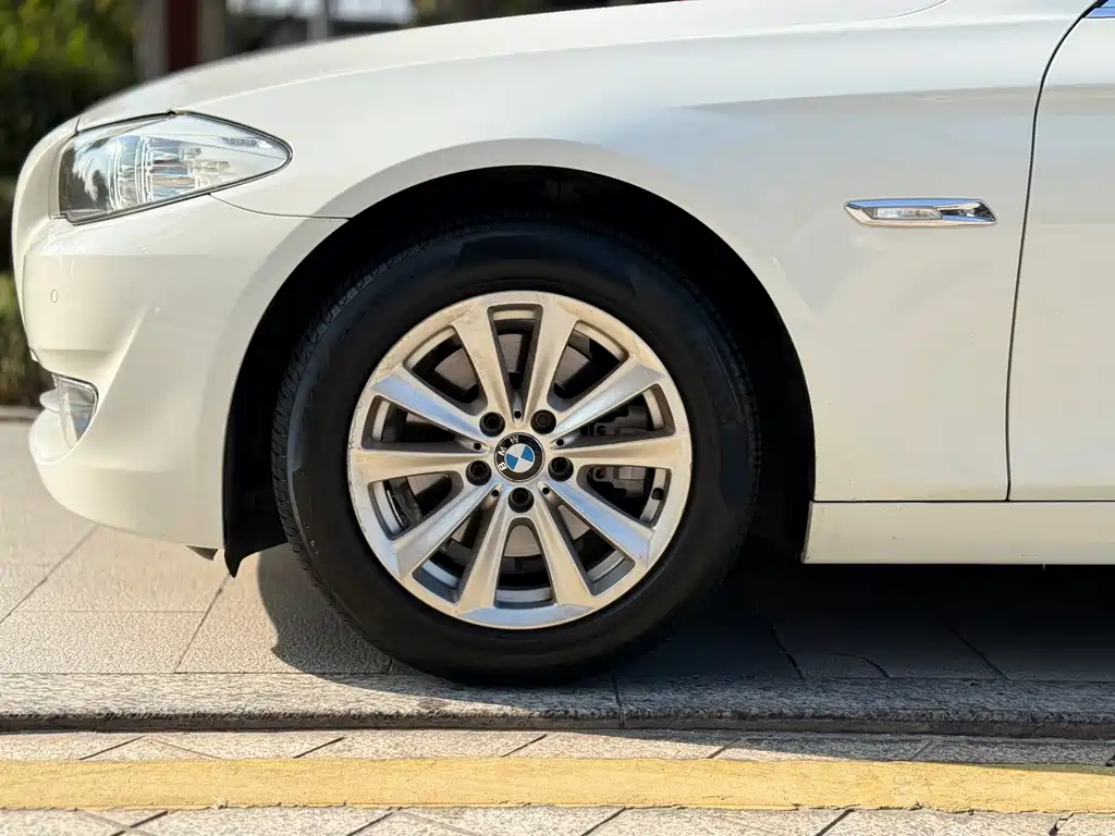 BMW 5 Series — миниатюра 8