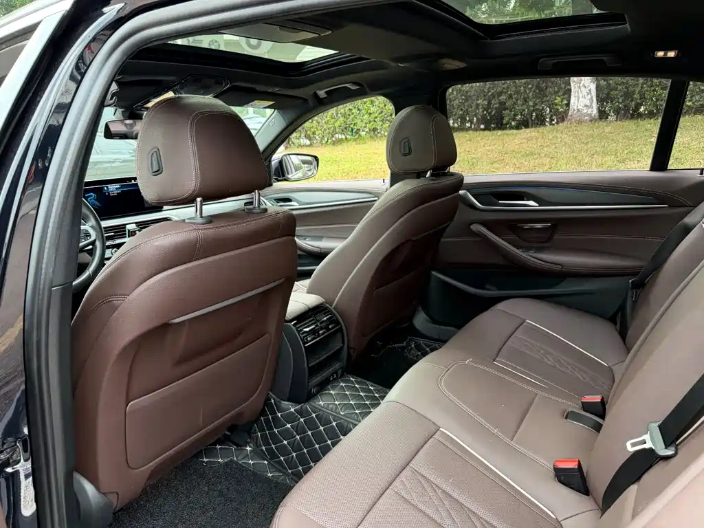BMW 5 Series New Energy — миниатюра 11