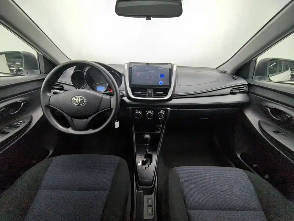 Toyota Yaris L — миниатюра 5