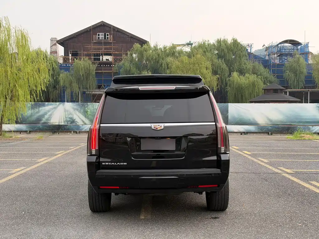 Cadillac Escalade — миниатюра 6