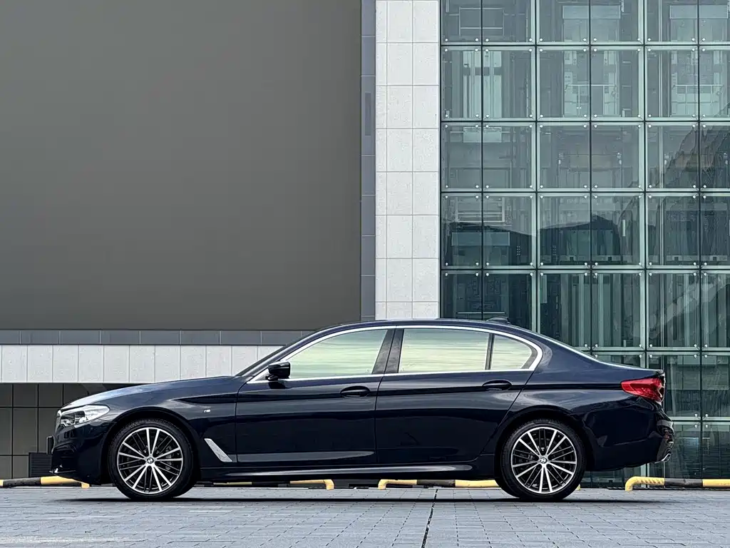 BMW 5 Series — миниатюра 4