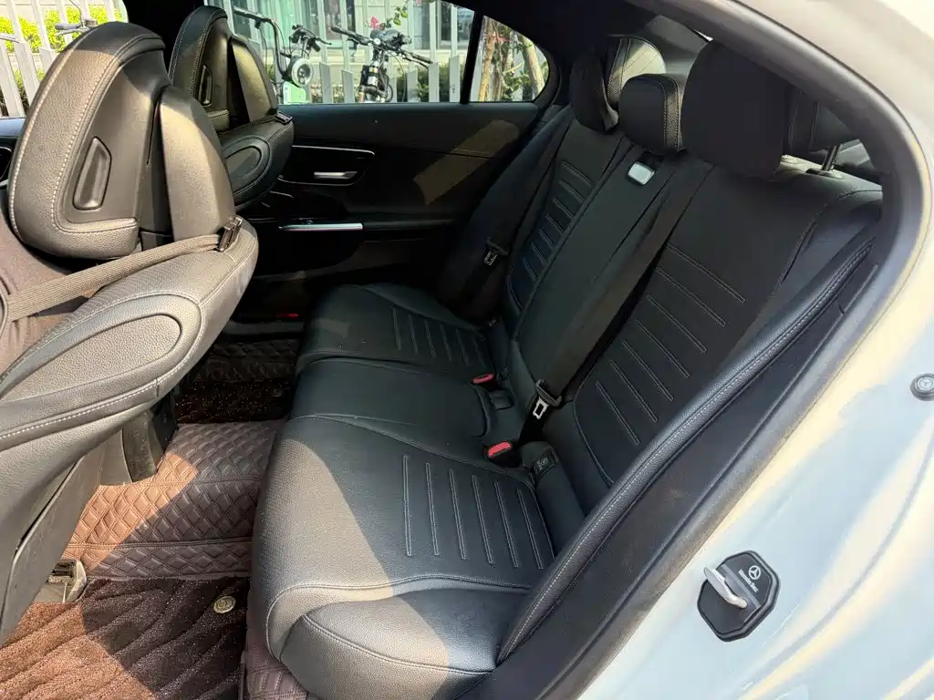 Mercedes-Benz C-Class — миниатюра 12