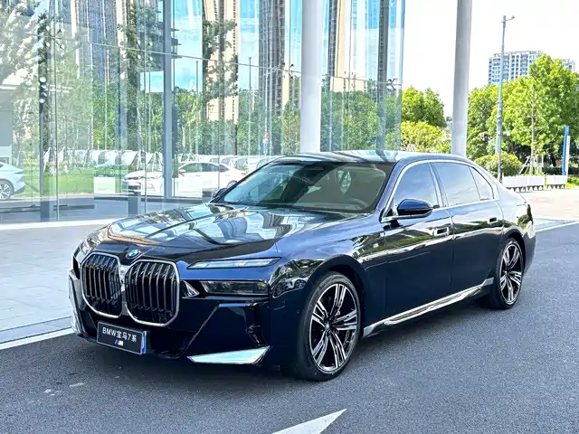 BMW 7-Series — фото 1