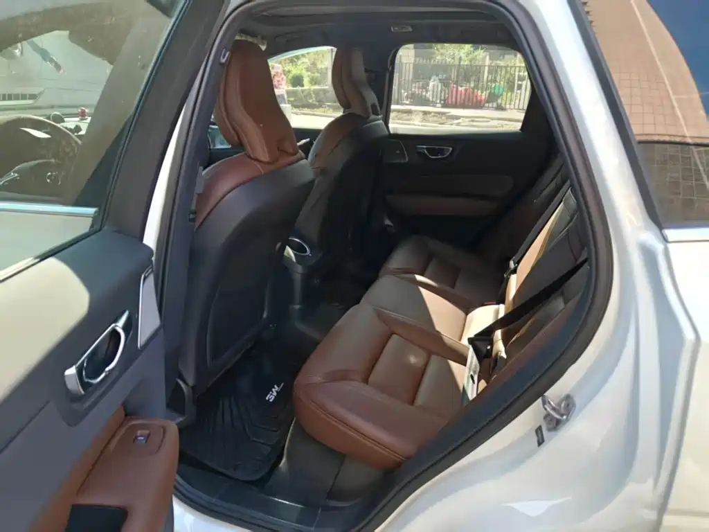 Volvo XC60 PHEV — миниатюра 5