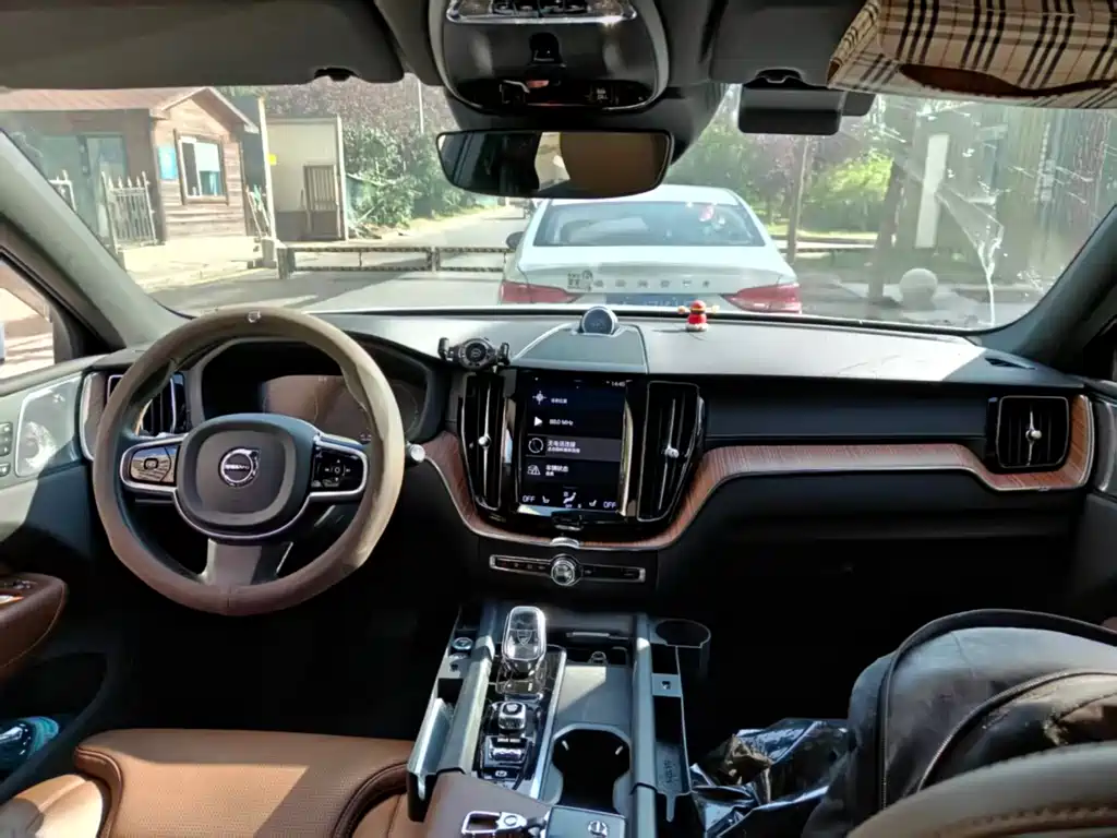 Volvo XC60 PHEV — миниатюра 3
