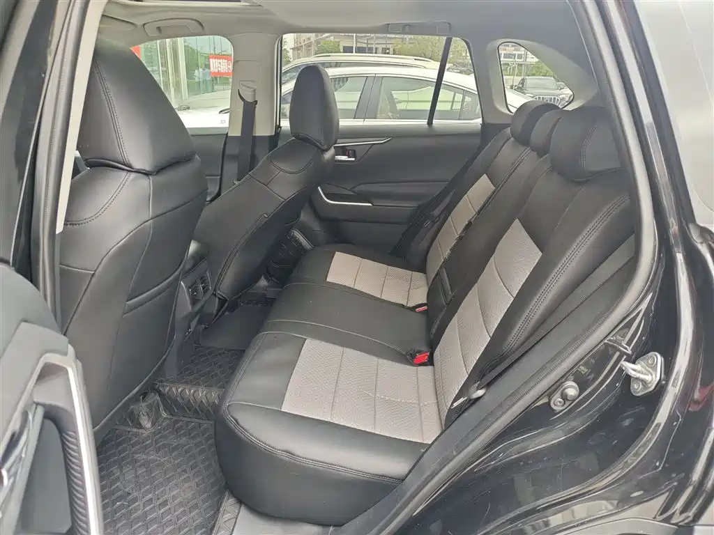 Toyota RAV4 — миниатюра 8