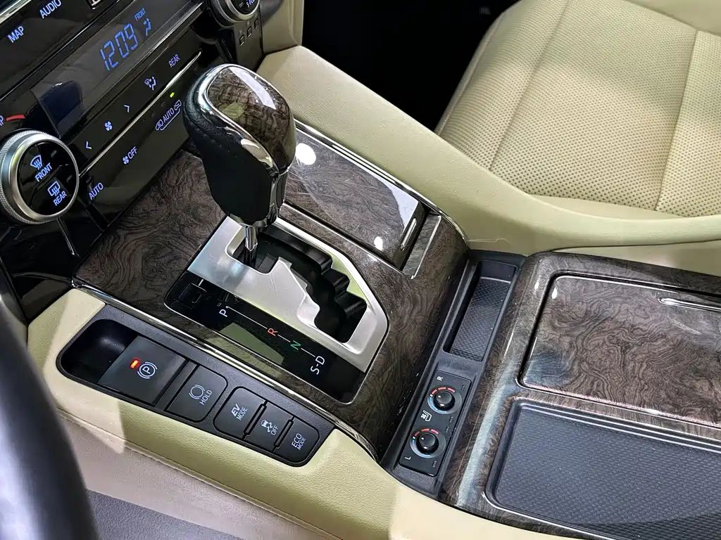 Toyota Alphard — миниатюра 13