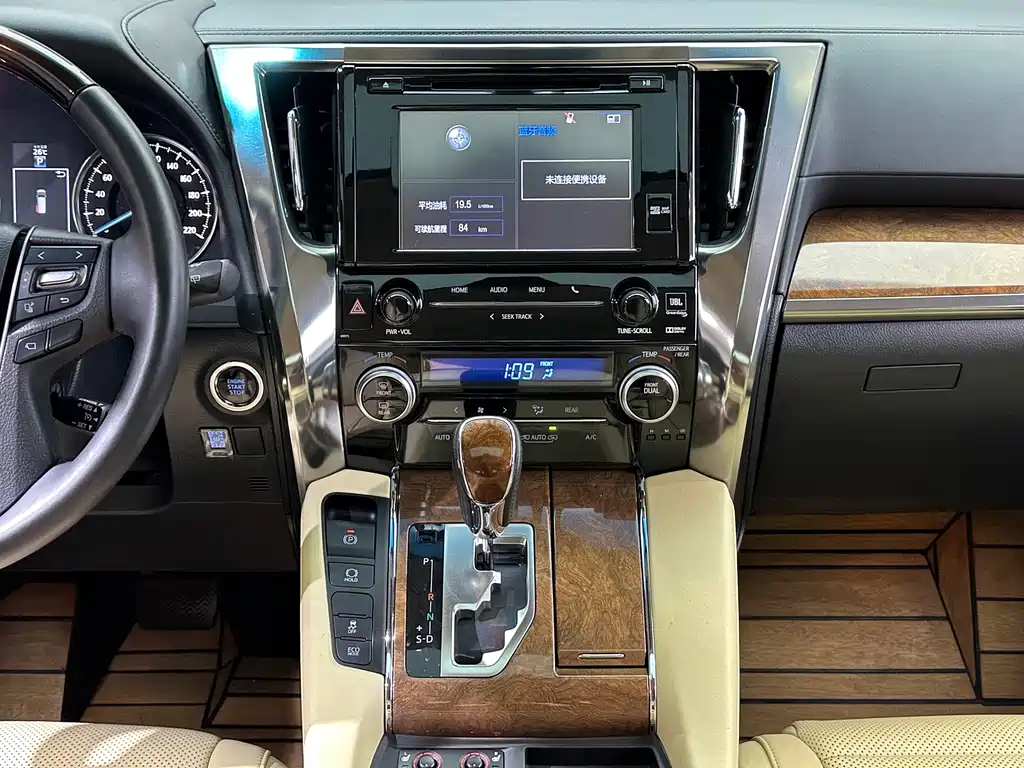 Toyota Alphard — миниатюра 26