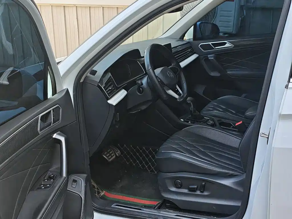 Volkswagen Tiguan L L 2023 380TSI AT R-Line 7 мест