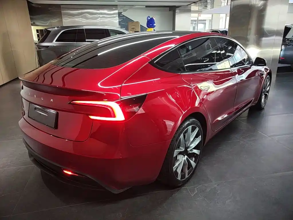 Tesla Model 3 — миниатюра 7