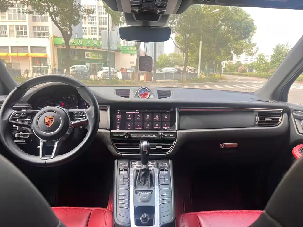 Porsche Macan — миниатюра 10