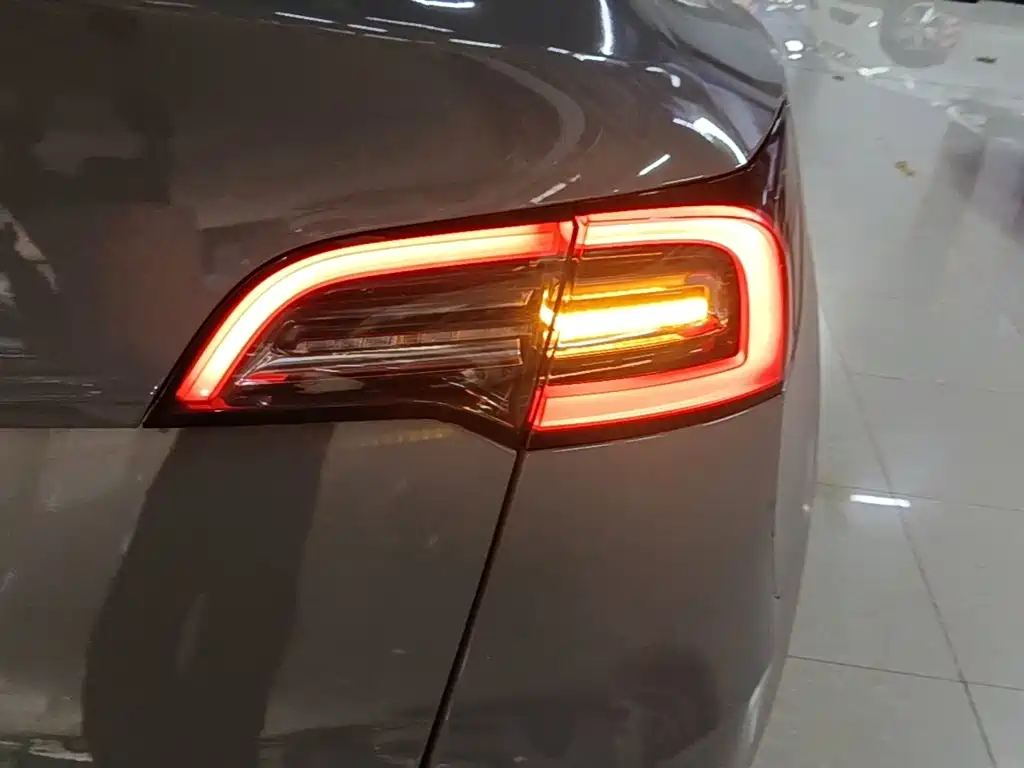 Tesla Model Y — миниатюра 8