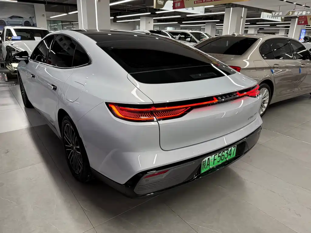 Geely Galaxy Galaxy 8 8 2025 130km EM-i Premium