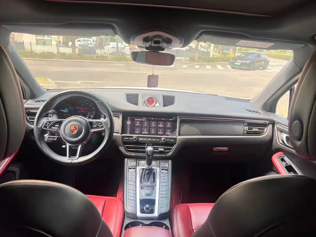 Porsche Macan — миниатюра 14
