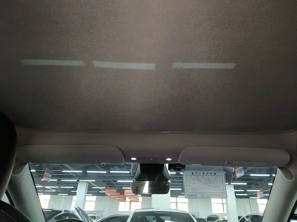 Tesla Model Y — миниатюра 18