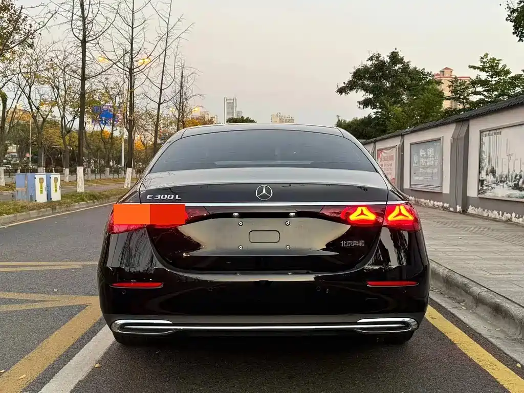 Mercedes-Benz E-Class — миниатюра 8