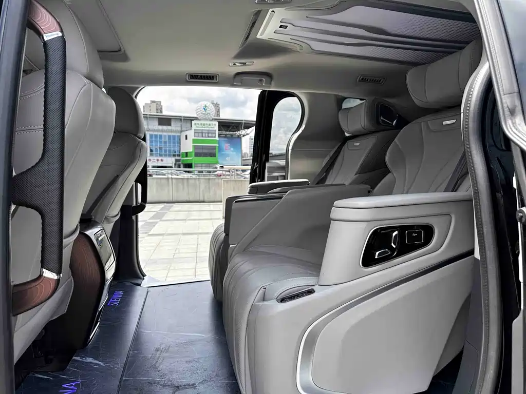 Toyota Sienna — миниатюра 10